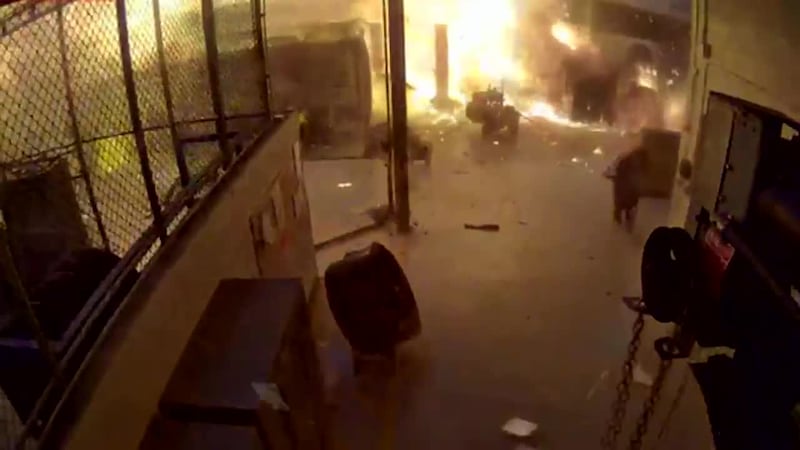 VIDEO: Explosión en área de mantenimiento de camiones de transporte público deja dos...