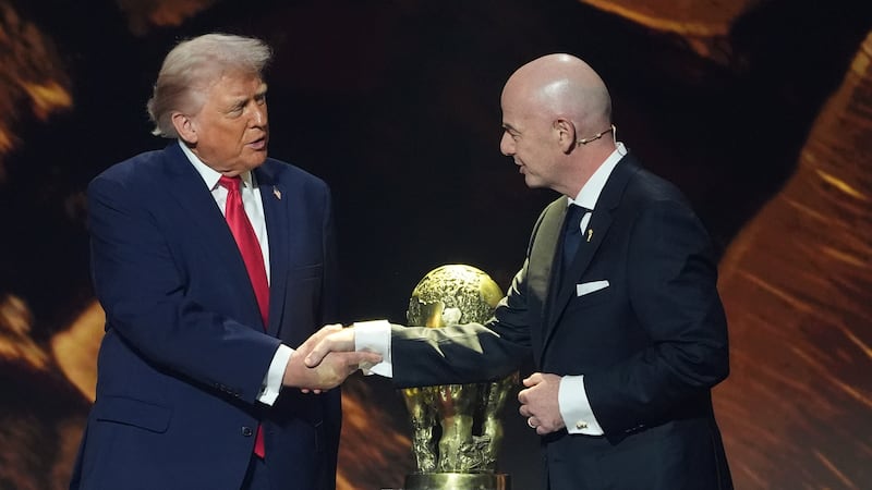 ARCHIVO - El presidente estadounidense Donald Trump saluda al presidente de la FIFA Gianni...