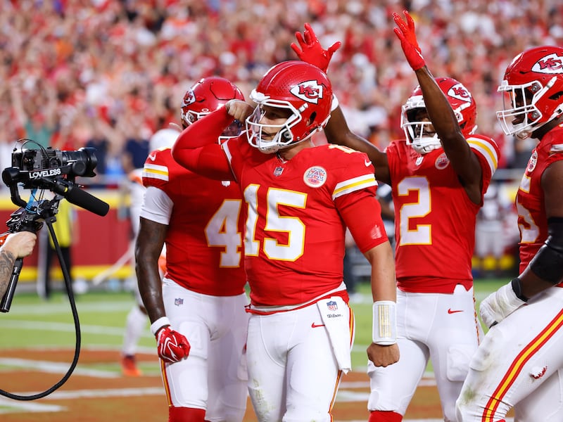 Walker, Mahomes lead Chiefs to 31-10 season-opening win over Broncos