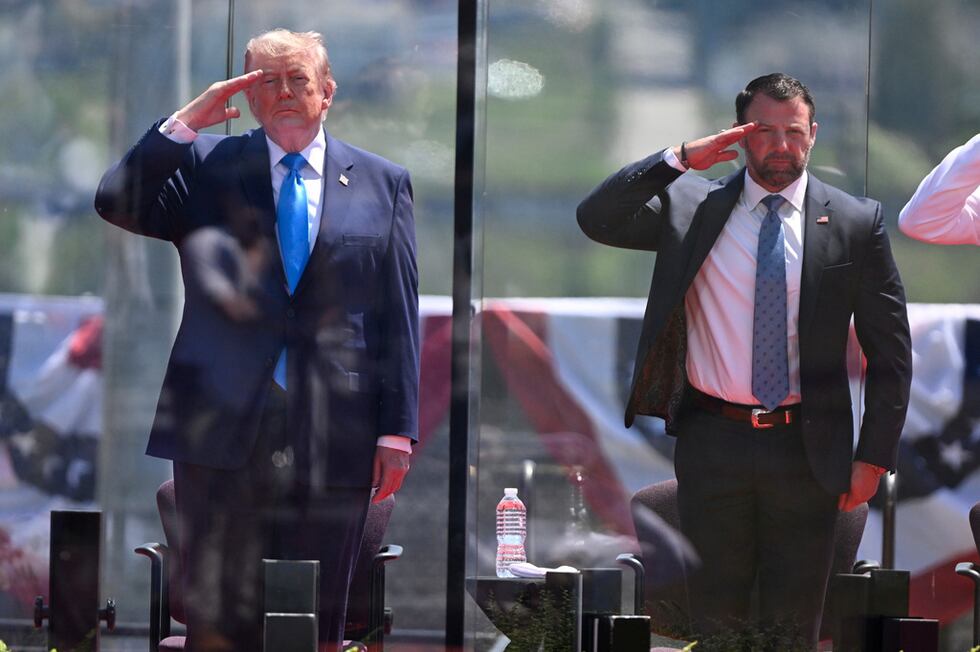 El presidente de Estados Unidos, Donald Trump, izquierda, y el secretario de Seguridad...