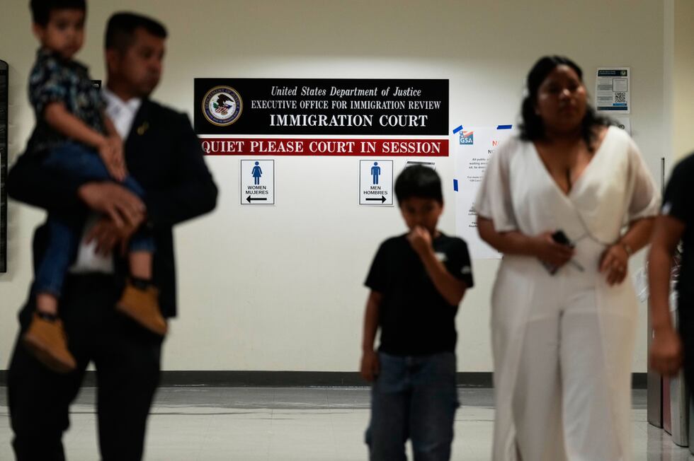 Personas llegan a vistas en un tribunal de inmigración en Nueva York, el 27 de julio de 2026....