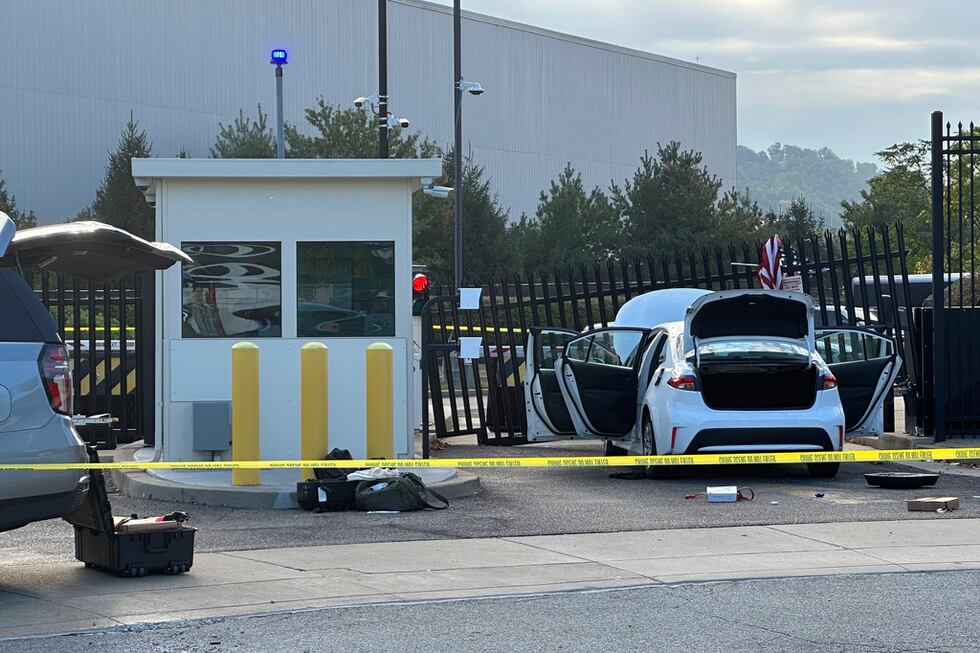 El carro estrellado contra la cerca de la sede del FBI en Pittsburgh el 17 de septiembre del...