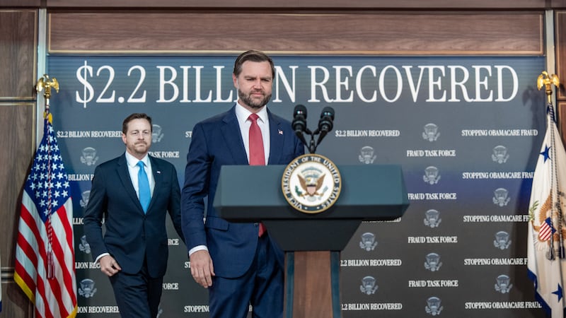El vicepresidente estadounidense JD Vance llega para una rueda de prensa, seguido por el...