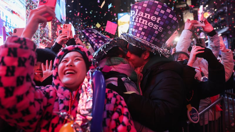 Fiesteros celebran el inicio de 2026 en Times Square, el 1 de enero de 2026, en Nueva York....