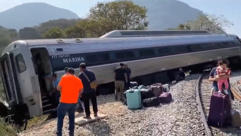 Un accidente de tren en el sur de México dejó al menos 13 muertos y decenas de heridos,...