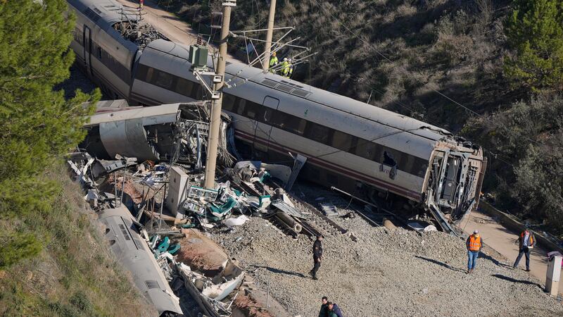 Los restos de uno de los vagones de tren tras el choque en Adamuz, España, el 20 de enero del...