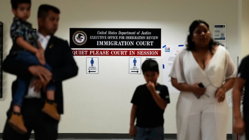 Personas llegan a una audiencia migratoria, el 27 de julio de 2026, en Nueva York. (AP...