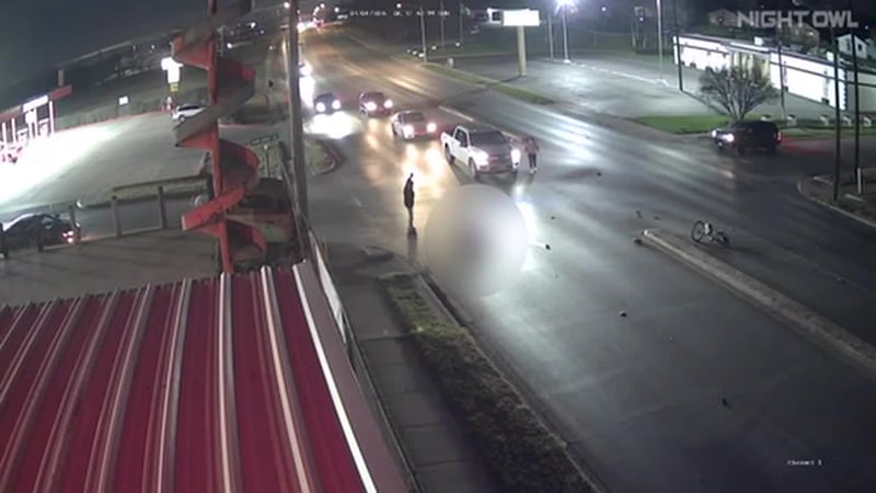 Hispano muere atropellado cuando cruzaba la calle en bicicleta. Su familia se enteró por las...