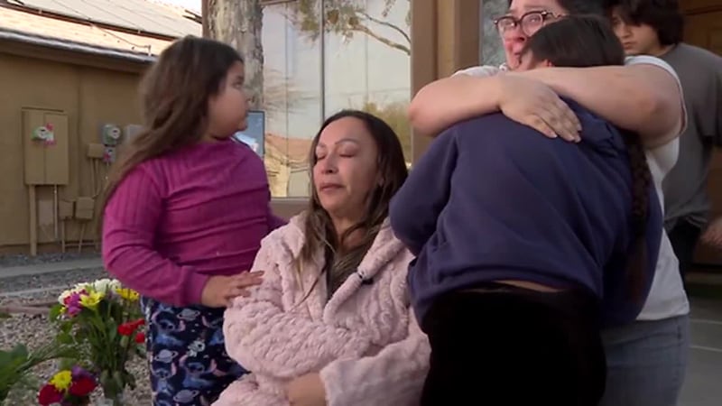 Familia llama al 911 pidiendo ayuda, pero el policía presuntamente le disparó al padre, quien...