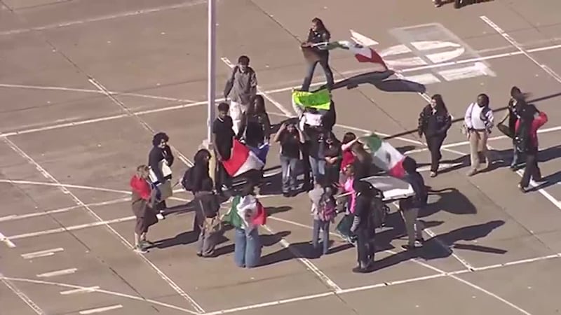 Distrito escolar vota abrumadoramente contra la presencia de ICE cerca de las escuelas y las...