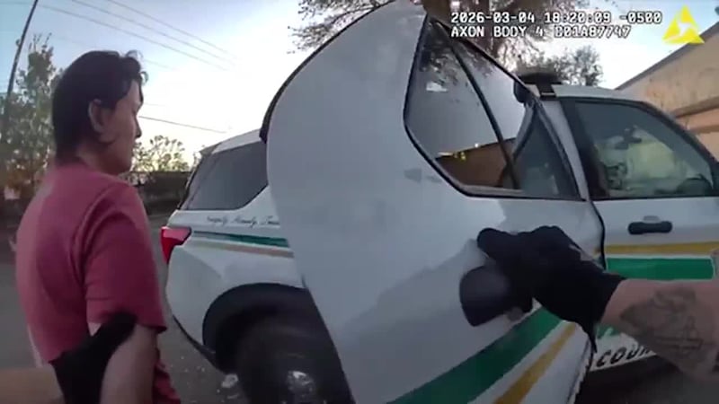 Arrestan a madre de niña de 3 años que murió a golpes presuntamente por su pareja. Sheriff...