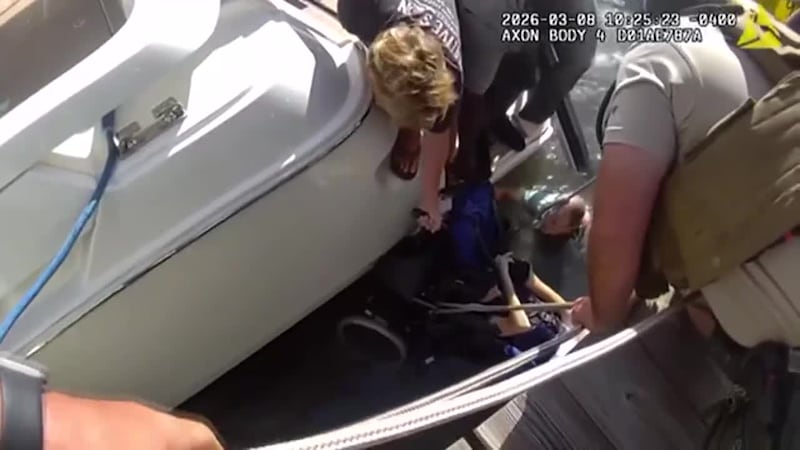 Video de la cámara corporal muestra el momento en qué oficiales se lanzaron para rescatar a un...