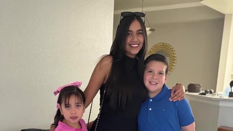 Agentes detuvieron a una madre y sus dos hijos en una parada de autobús frente a la mirada...