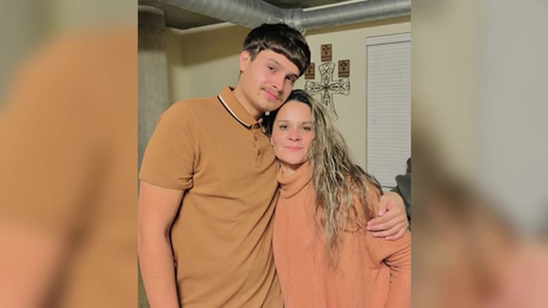 Madre desconsolada luego que dijera que su hijo la llamó momentos antes de morir tras ser...