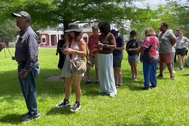 Dozens gather at Lock Park to sign petition seeking Gov. Jeff Landry recall