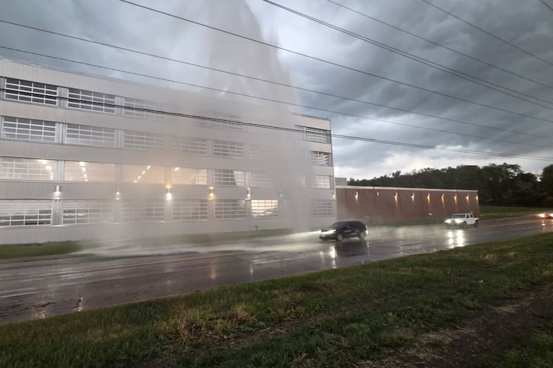 Water main break shoots as high as 4-story building in Sioux City