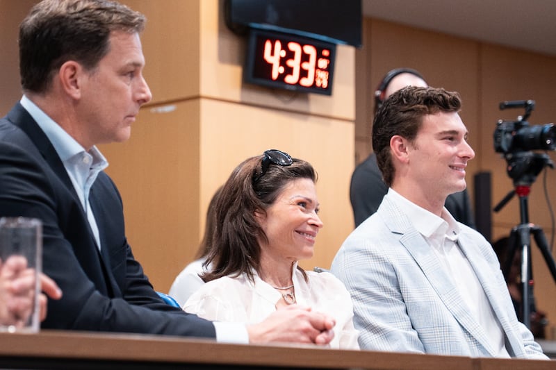 Raiders QB Mendoza, family deliver $500K gift to University of Miami for MS research