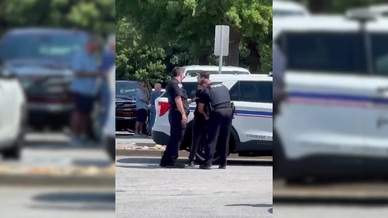 Arrestan a hombre con machete y pico dentro de Costco en Greenville. Oficiales dijeron que fue...
