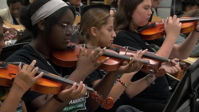 Estudiantes se unieron a nueva banda de mariachi.