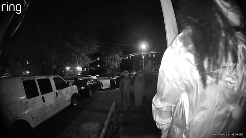 CAPTADO EN VIDEO: Aterradora broma de Halloween termina con una llamada al 911, pero luego una...